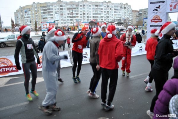 Благодійність і спорт: у Луцьку бігали «Святі Миколаї»