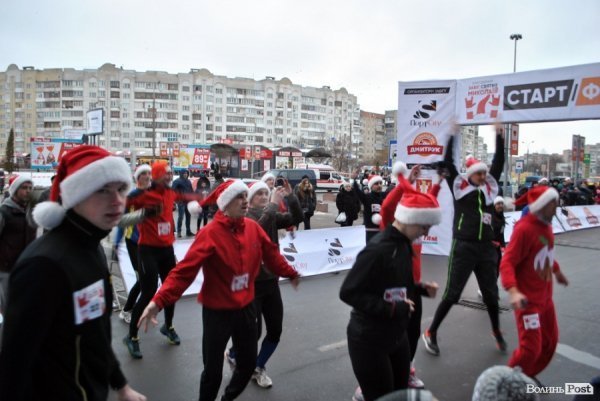 Благодійність і спорт: у Луцьку бігали «Святі Миколаї»