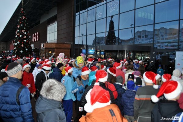 Благодійність і спорт: у Луцьку бігали «Святі Миколаї»