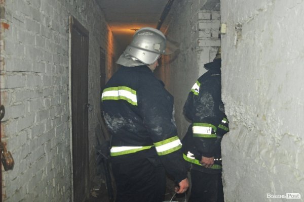 Переполох у Луцьку: дим у підвалі налякав мешканців багатоповерхівки. ФОТО