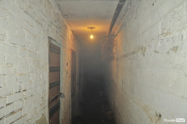 Переполох у Луцьку: дим у підвалі налякав мешканців багатоповерхівки. ФОТО