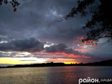 Наче пожежа: видовищний захід сонця на волинському озері. ФОТО