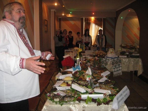 Ведучий дійства Віктор Пахолюк 