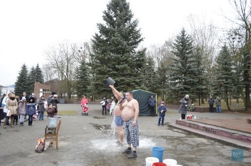 На Волині дорослі і діти обливались водою на допомогу бійцям. ФОТО