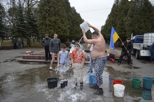 На Волині дорослі і діти обливались водою на допомогу бійцям. ФОТО