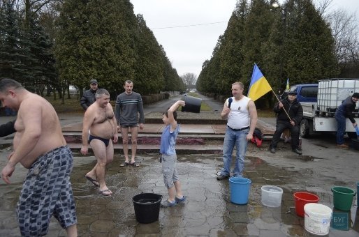 На Волині дорослі і діти обливались водою на допомогу бійцям. ФОТО