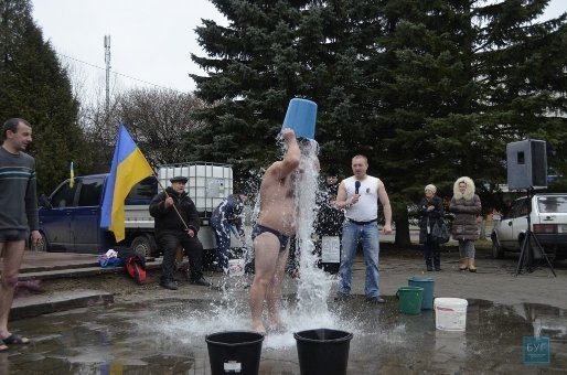 На Волині дорослі і діти обливались водою на допомогу бійцям. ФОТО