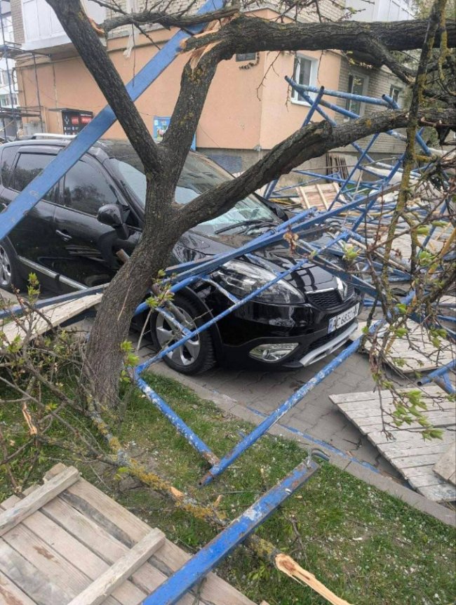Перевернута зупинка і пошкоджена автівка: на Волині вітер наробив лиха. ФОТО, ВІДЕО