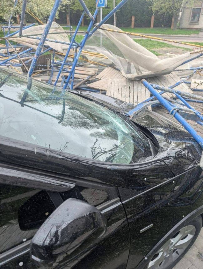 Перевернута зупинка і пошкоджена автівка: на Волині вітер наробив лиха. ФОТО, ВІДЕО