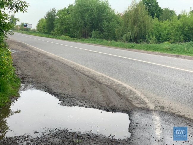 Нововолинці скаржаться на будтехніку, яка руйнує покриття на сусідній з будівництвом вулиці. ФОТО