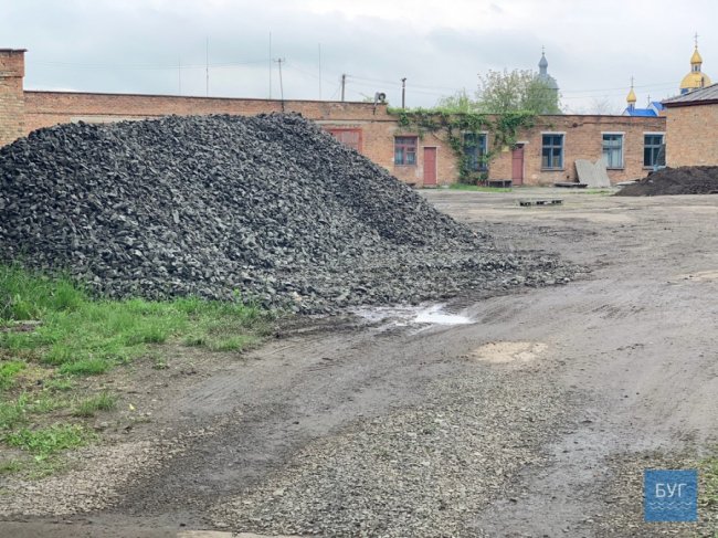 Нововолинці скаржаться на будтехніку, яка руйнує покриття на сусідній з будівництвом вулиці. ФОТО