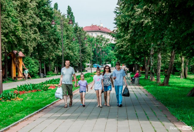 Усмішки малечі та бризки водограю: літній день у Луцьку. ФОТО