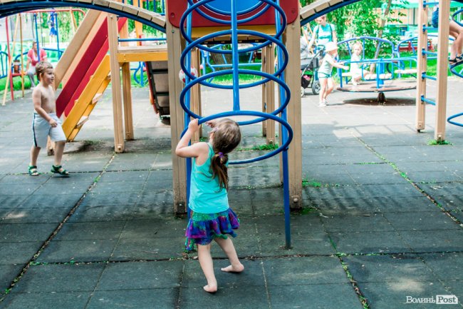 Усмішки малечі та бризки водограю: літній день у Луцьку. ФОТО