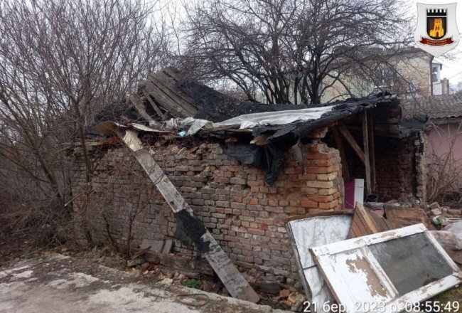 У Луцьку знесли напівзруйновану будівлю напроти міськради. ФОТО