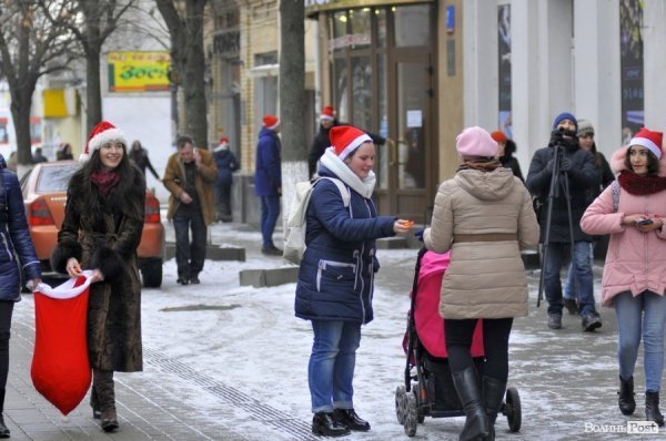 Луцьком пройшов парад помічників Святого Миколая