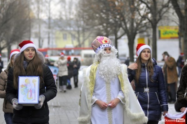 Луцьком пройшов парад помічників Святого Миколая