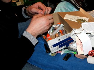 У місті на Волині - обшук у квартирі наркоторговців. ФОТО, ВІДЕО