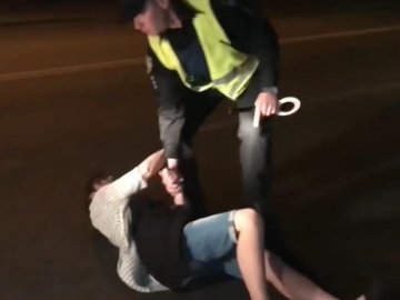 П'яна і неадекватна: у Києві поліцейські зловили жінку-водія 
