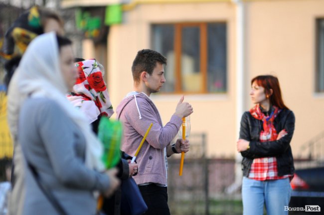 Чистий четвер: сотні лучан понесли додому вогонь. ФОТО