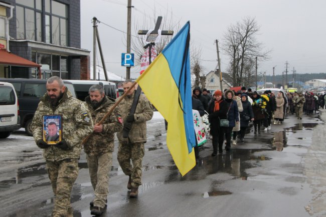 Подвійний біль: у селищі на Волині попрощалися з двома Героями Олександром Голодюком та Андрієм Міщуком