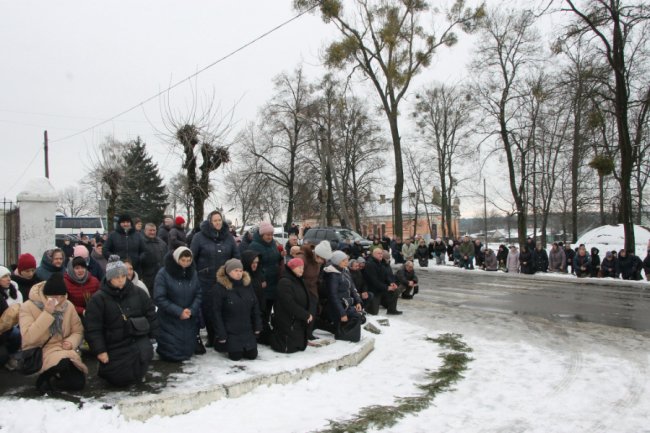Подвійний біль: у селищі на Волині попрощалися з двома Героями Олександром Голодюком та Андрієм Міщуком