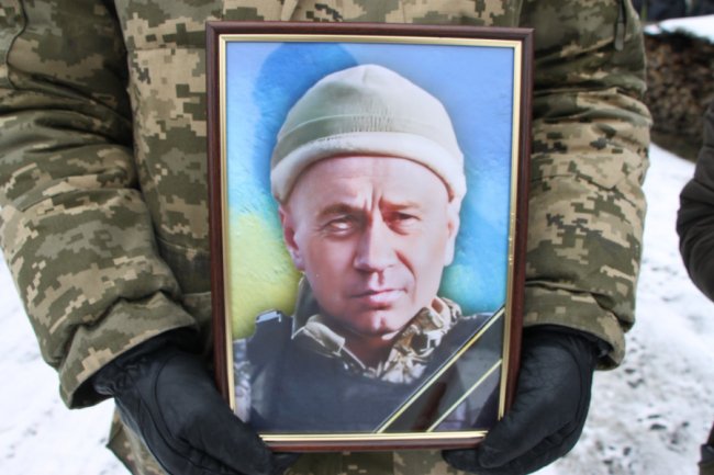 Подвійний біль: у селищі на Волині попрощалися з двома Героями Олександром Голодюком та Андрієм Міщуком