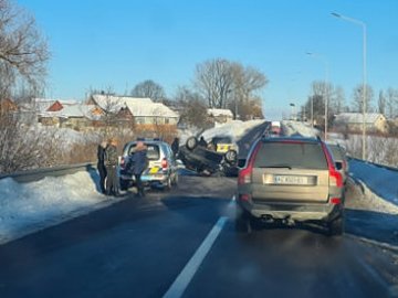 Аварія на волинській трасі: автівка перекинулась на дах. ФОТО