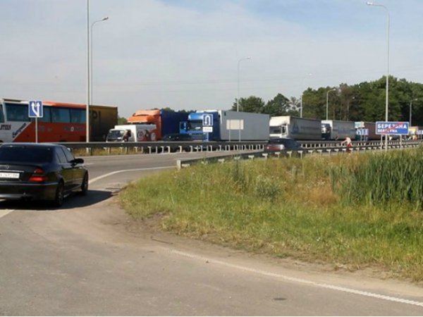 Жінки заблокували трасу Київ − Чоп. ФОТО. ВІДЕО