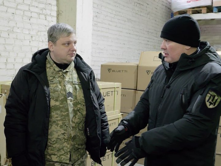 Волонтери «Української команди» передали бійцям 112 бригади ТрО партію зарядних станцій