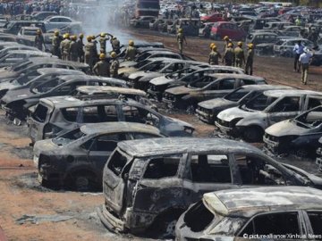 Майже 300 автівок згоріли під час авіашоу в Індії. ВІДЕО