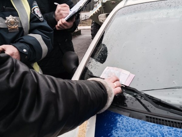 На Волині СБУ затримала на хабарі двох інспекторів патрульної служби. ФОТО