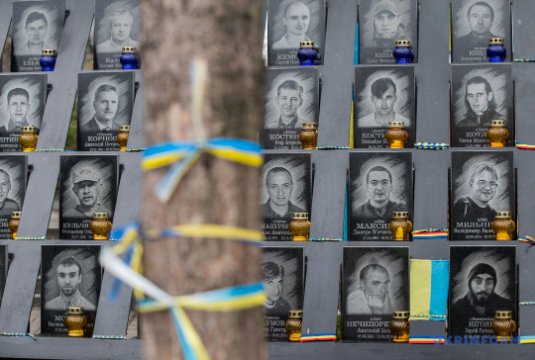 Десяті роковини розстрілів на Майдані: протистояння у фото