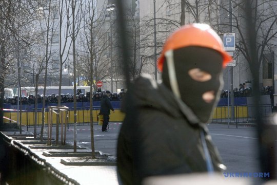 Десяті роковини розстрілів на Майдані: протистояння у фото