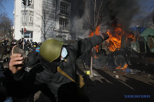 Десяті роковини розстрілів на Майдані: протистояння у фото
