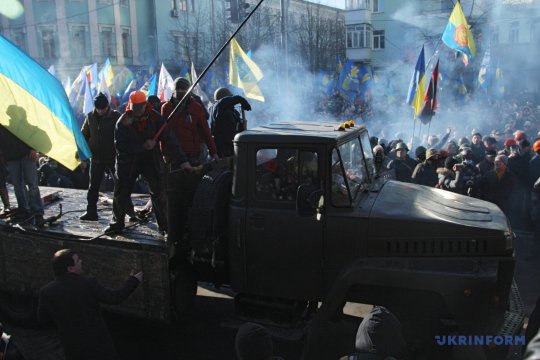 Десяті роковини розстрілів на Майдані: протистояння у фото