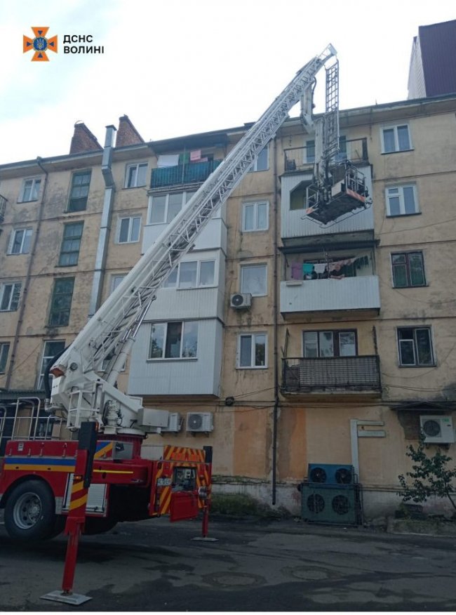 На Волині рятувальники допомогли відчинити двері в квартиру, де перебувала 1,5-річна дитина