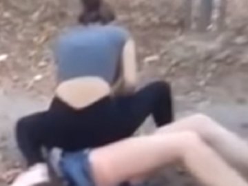 Дівчата-підлітки жорстоко побили однокласницю. ВІДЕО