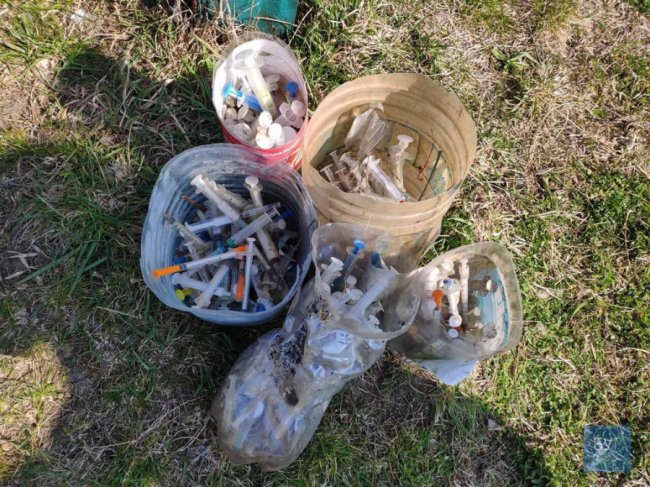 Купи сміття та шприців: в містечку на Волині прибрали територію біля школи. ФОТО