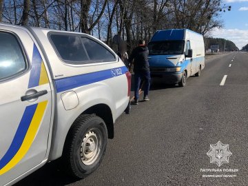 На Волині патрульні допомогли водієві, у якого не вистачило пального, аби доїхати до АЗС