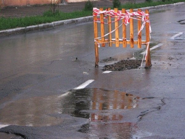 Ковель: через сильну зливу провалилася дорога. ФОТО