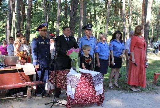 Під Луцьком міліція і козаки розважали дітей. ФОТО