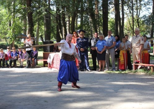 Під Луцьком міліція і козаки розважали дітей. ФОТО