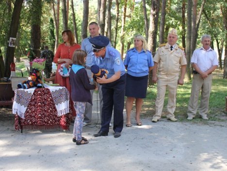 Під Луцьком міліція і козаки розважали дітей. ФОТО