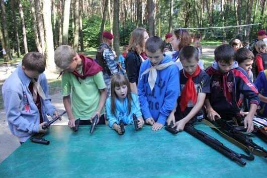 Під Луцьком міліція і козаки розважали дітей. ФОТО