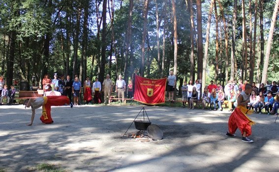 Під Луцьком міліція і козаки розважали дітей. ФОТО