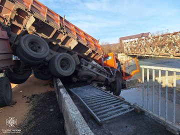 Врятували жінку з вантажівки, що повисла з мосту над прірвою на Прикарпатті