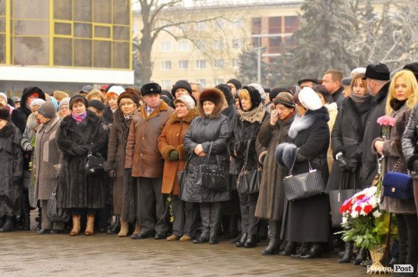 Фото прощання з міським головою Луцька Миколою Романюком