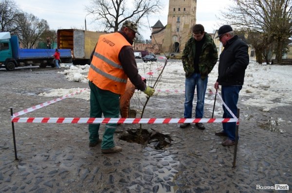 Під провалом на Замковій площі у Луцьку знайшли невідоме підземелля. ФОТО