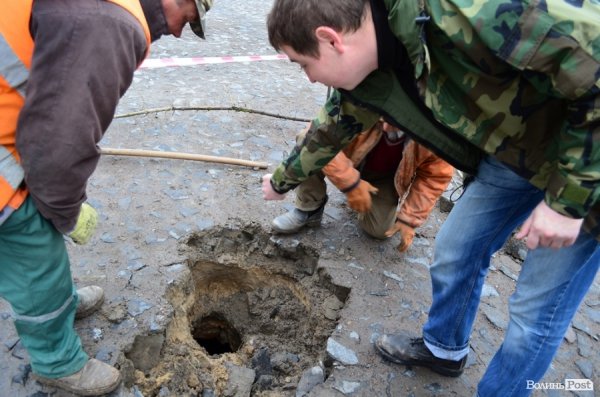 Під провалом на Замковій площі у Луцьку знайшли невідоме підземелля. ФОТО