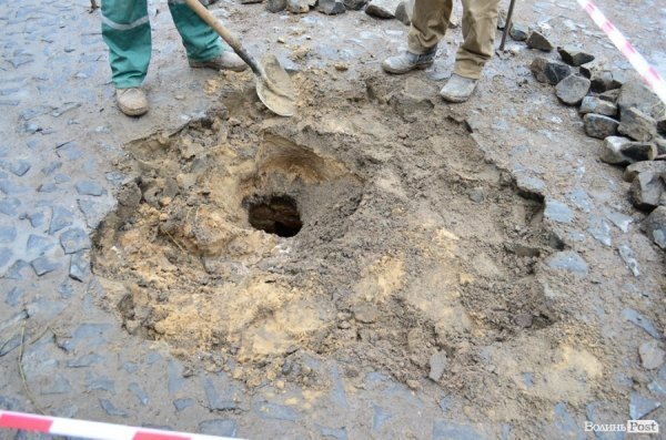 Під провалом на Замковій площі у Луцьку знайшли невідоме підземелля. ФОТО